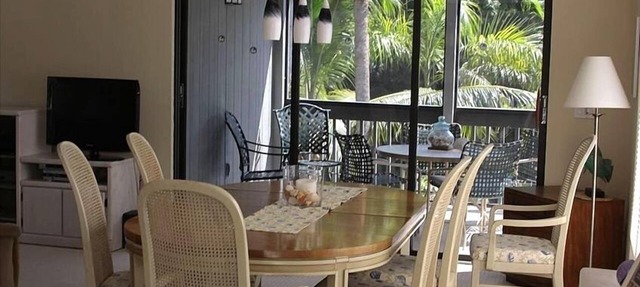 Captiva home- steps from the beach, pool, restaurants and boat dock in Captiva