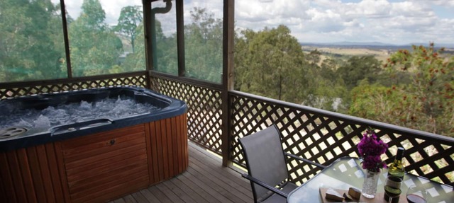 Cedar Cottage - Amazing views, private jacuzzi in Rosebrook