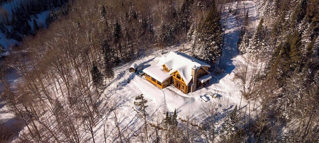 Chalet Black Eagle on Fiddler Lake (lakefront) with Hot Tub and Sauna in Mille-Isles