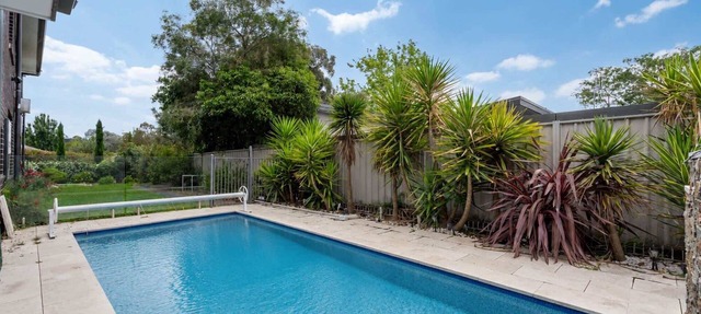 Charming 4-Bed Getaway with Pool & Garden Oasis in Curtin
