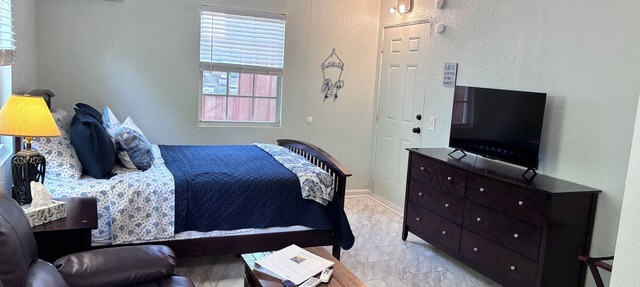 Charming Gulfport Town Guest Cottage Studio -Walk To Beach -Shops -Restaurants in Gulfport