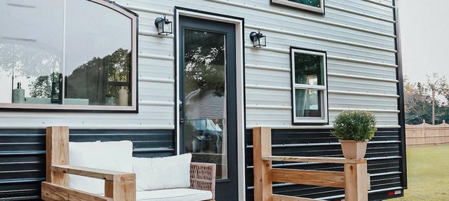 Charming Tiny Home in Pace Near Downtown and Pensacola Beach, 2 min from Walmart in Pace