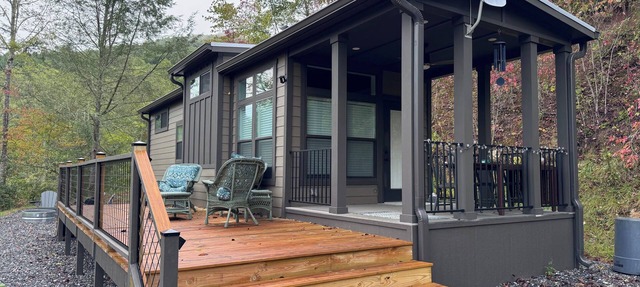 Charming Tiny Home with WiFi and AC in beautiful Cowee Valley Franklin Nc in Franklin