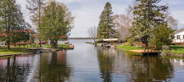 Charming with Modern Amenities, 3 brdms Waterfront, Flexible Rentals in Kawartha Lakes