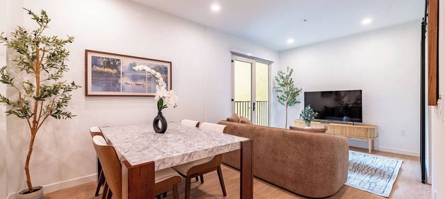 Chic King 1B1B｜Pool & Spa｜Smart 4K TVs in Montclair