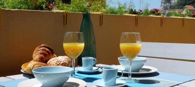 Chic studio with terrace and beautiful view of the port, 100m from the beach, parking available in Nice