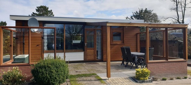 Comfortably and nicely furnished 6-person bungalow with 3 bedrooms, on the popular park Eureka near the beach, sea, dunes and woods. Free WiFi, pet welcome in Sint Maartenszee