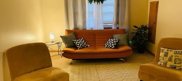 Comfy and Clean 1 BR Apt, Quiet, Safe Family Neighborhood Near downtown Mpls, in Minneapolis