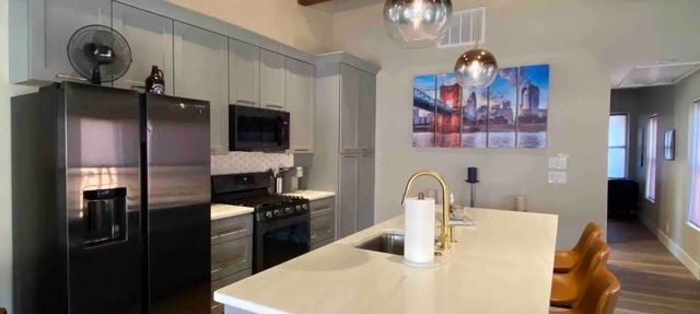 Condo-OTR/Pendleton Art District, Cincinnati - 1 bedroom, free parking, balcony in Cincinnati