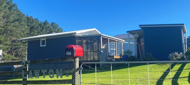 Cosy Aotea Cottage with water views, a gentle stroll to the beach. Pet Friendly! in Kawhia