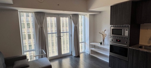 Cozy Downtown Escape: Near Subway, UofT, Financial Districts. in Toronto