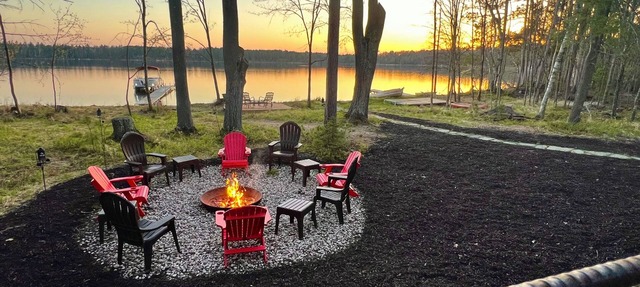 Cozy Eagle River Lakeside Log Cabin on Sunset Lake in Eagle River