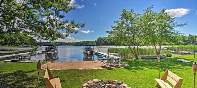 Cozy Lakefront Cabin w/Sandy Beach & Bunkhouse! in Deerwood