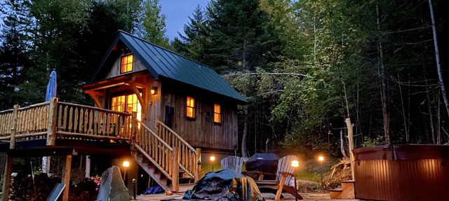 Cozy Loft for two with Hot Tub & Mtn Views in Granville