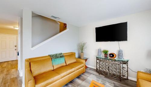 Cozy Spacious Home with Private Backyard and Patio, near shopping in Jacksonville