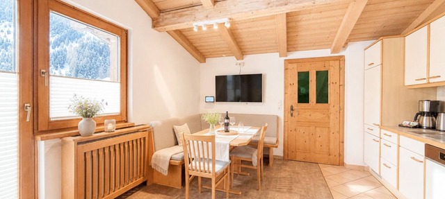 Deluxe Two-Bedroom Apartment with Balcony in Außervillgraten
