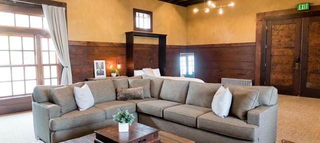 Depot Flat - Kitchenette, 2 Queen Murphy Beds, Large Sitting Area in Logan