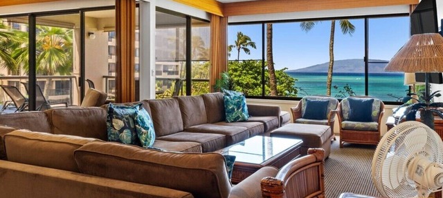 DIRECT BEACHFRONT 3BR 2BA! INCREDIBLE VIEWS! Sleeps up to 10! AC! in Lahaina
