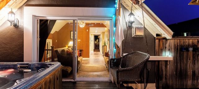 Downtown Oasis: Spacious 4BR Executive Loft with Rooftop Hot Tub in Cornwall