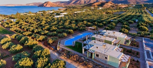 Dream accommodation with pool near the beach in Kouremenos