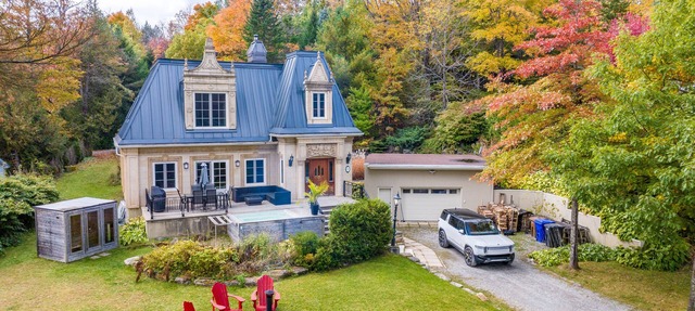 Eastern Townships waterfront with in-ground salt spa, sauna, kayaks, paddle boards and wifi in Eastman