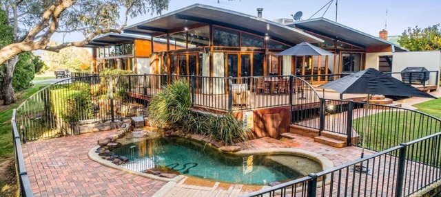 Elements in Moama