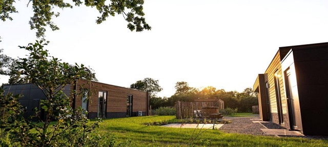 Enjoy Hofvilla Amalia with hot tub: a 4-person villa with spacious terrace and plenty of light. Relax in the garden with hot tub in the Achterhoek. in Kotten