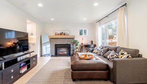 Entire place 2br light rail to FIFA with yard and AC and EV charging in Seattle