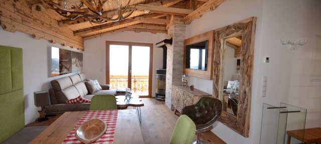 Fantastic luxury chalet: valley & mountain views with sauna & fireplace, fully equipped in Hochrindl