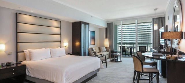 Fontainebleau III Sorrento OceanView Suite FREE valet & Spa Pass No resort fees! in Miami Beach