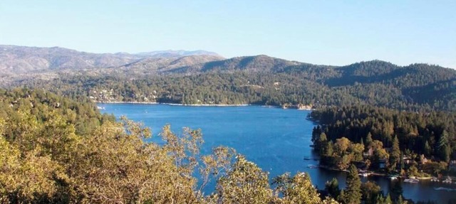 Gorgeous lake views, 5 Bed & 5 Bath + Loft, Game Room in Lake Arrowhead