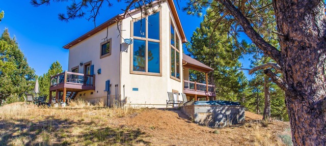 Gorgeous Mountain Cabin on 35 acres! Hot-tub & Spectacular views of Pikes Peak! in Divide