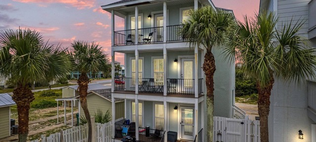 Great location! Close to beach, HEATED pool, beach gear provided, DOG Friendly in Panama City Beach
