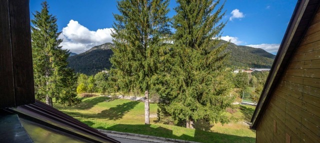 GuestHost - Functional 60 sqm apartment, ideal for 6 guests, 3 min walk from the Italian Ski and Snowboard School Tarvisio - Sella Nevea. Tarvisio, located in the heart of the Julian Alps, offers breathtaking landscapes and a rich variety of hiking trail in Tarvisio
