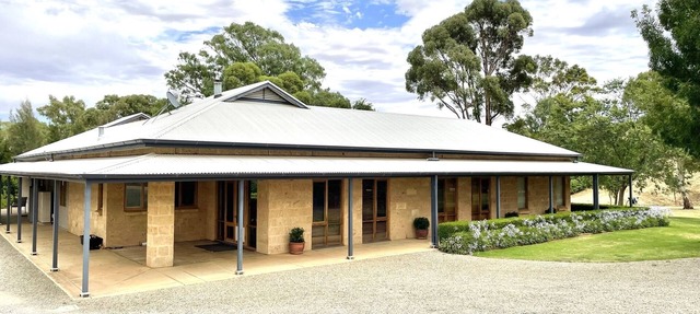 Gullyview Getaway amongst sprawling vineyards in Clare Valley in Leasingham