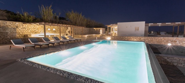 H2O Private Villa Paros, infinity swimming pool, sea view lounge area, bbq & Bar in Koukoulavmes