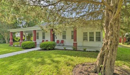 Hampton Sanctuary w/Fire Pit & Fenced Yard! in Hampton