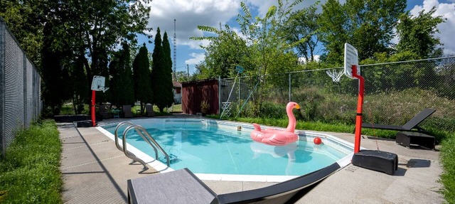 Incredible Multi-Unit Retreat for Large Groups with Amazing Resort-Style Amenities near Gravenhurst, Ontario in Gravenhurst