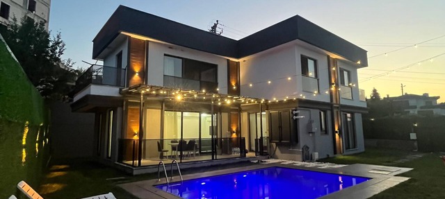 Isıtmalı Havuzlu -KARTEPE- Lüks Villa in Kocaeli