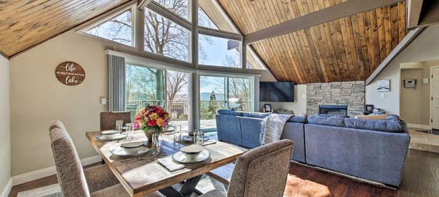 Lake Arrowhead House with Spa and Mountain and Lake Views! in Lake Arrowhead