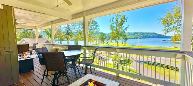 Lakefront "Double Studio"-Lake, Pool, Splash Pad, hot tub, fire pit, kayaks, etc in Cedar Bluff