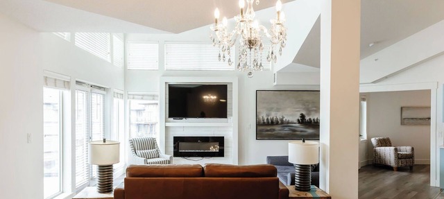 Lakefront penthouse at The Cove for 8 with pool, hot tub, balcony views & a huge chef’s kitchen. Three primary suites plus a loft, walk to Gellatly Bay & Nut Farm, minutes to the Westside Wine Trail. Ideal for family groups. in West Kelowna