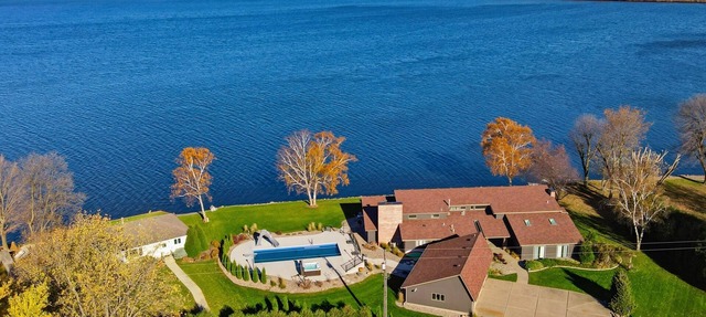Lakeside Getaway - Games, HotTub & Space to Gather in Faribault