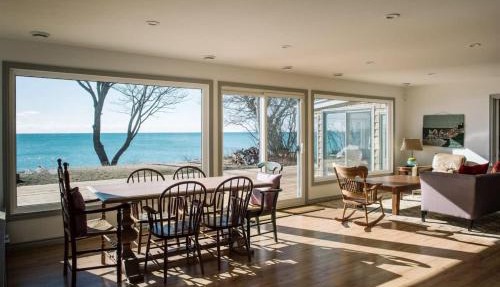 Lakeside PEC: Beautiful Waterfront & Patio in Wellington