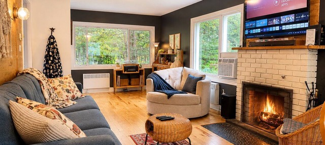 Le Chickadee: Hot Tub, Fireplace, Game Room & Cozy Escape in Brébeuf