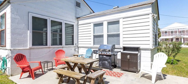 Little House | Pet Friendly Cottage + Easy Walk to the Sand! in Tybee Island