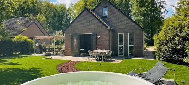 Lovely forest Cottage for families or a group of friends! in Ewijk