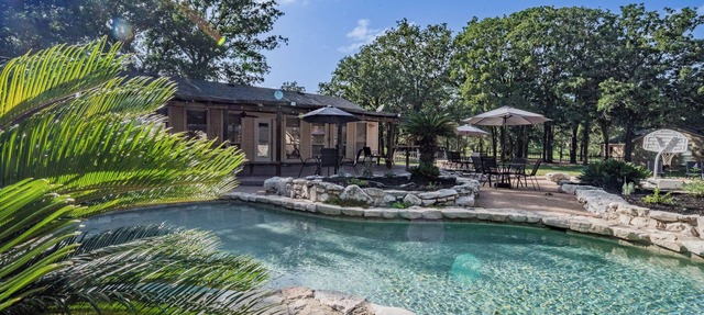Luling Ranch-Pool-Pool Table-FoosBall-Sleeps 20! in Luling