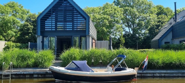 Luxurious detached watervilla with jetty near the lake in Balk
