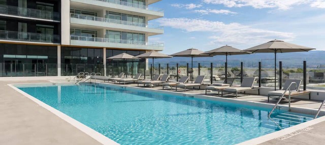 Luxurious Lakefront Living with Views! 2BR 2BA in Kelowna